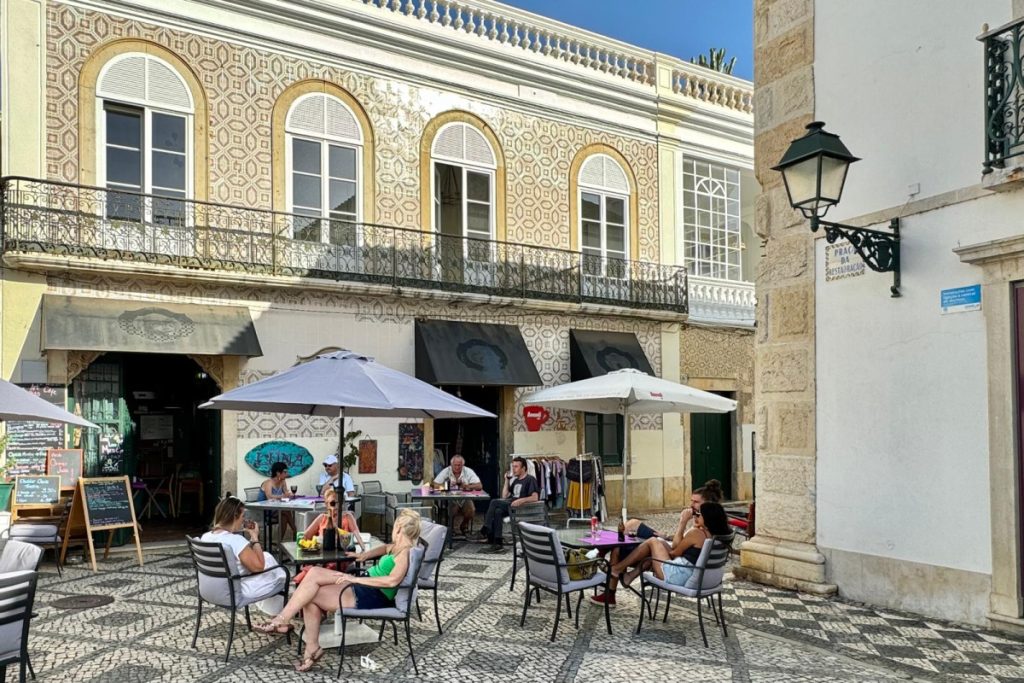 Luna Art Café & Shop