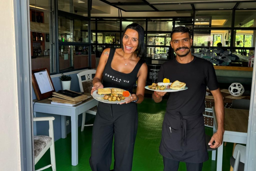 Holala Restaurant Almancil, Music & Food